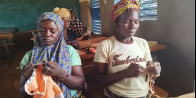 Du tricotage pour autonomiser les femmes deplacées à Ouahigouya