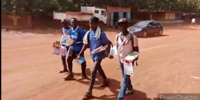 Ouahigouya : A la découverte des jeunes diplômés béninois vendeurs ambulants de livres